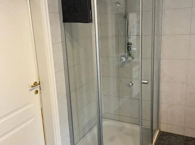 Mbudget I Shower & Sleep I Free Private Parking I Easy Self Check In Apartament